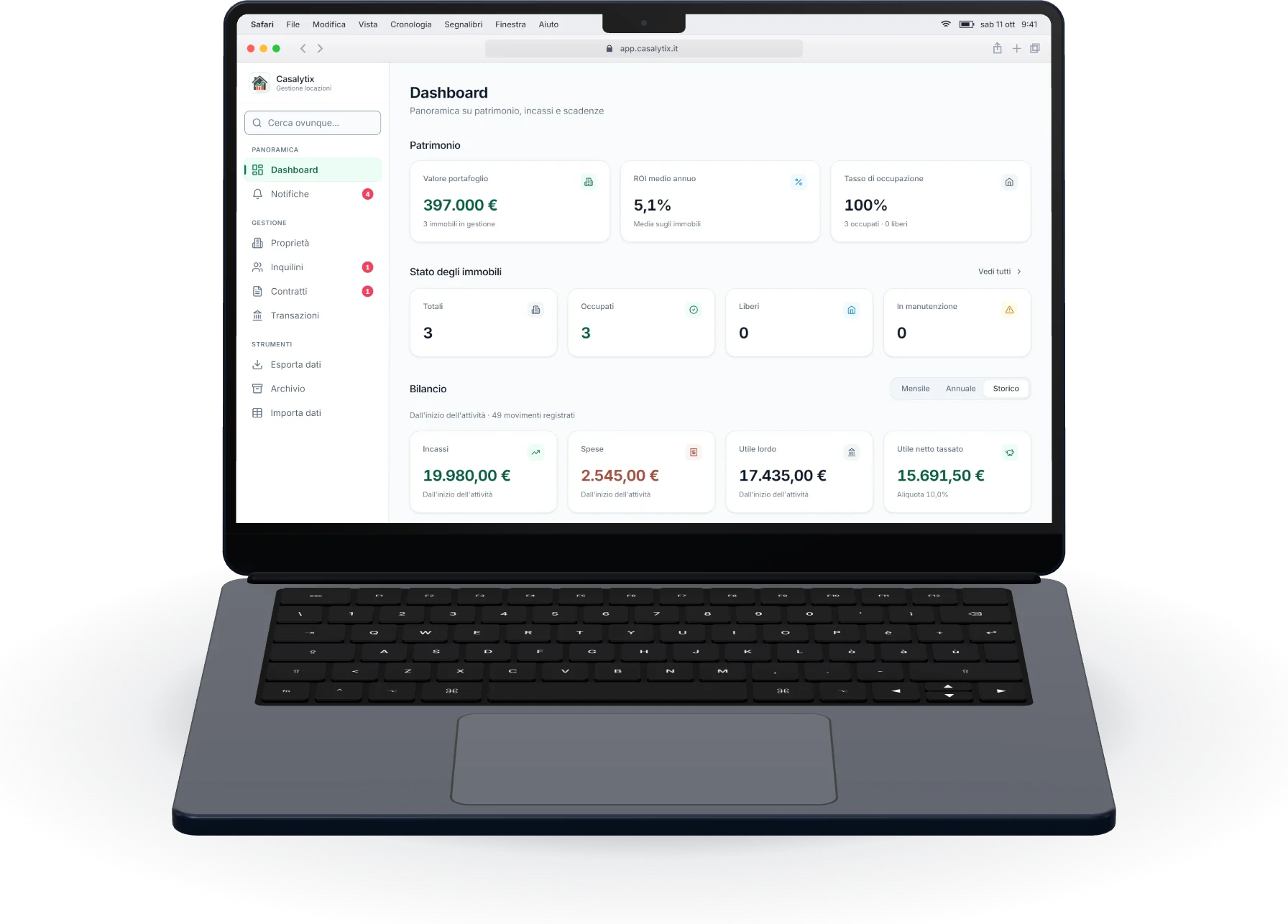Casalytix aperto su un portatile: la dashboard con patrimonio, stato degli immobili e bilancio